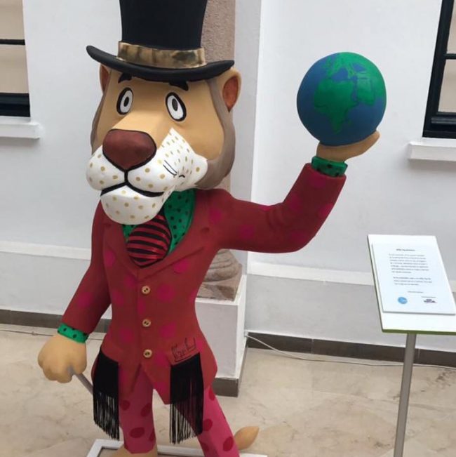 Trabajos benéfico para APADIS piezas decoradas por los famosos 22